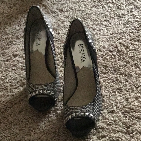 Shoes - Picture 2 of 4